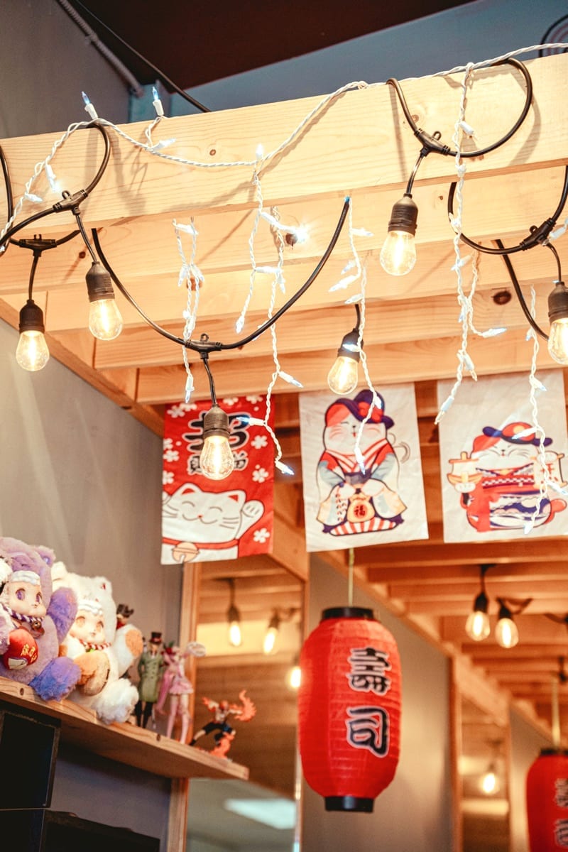 Lucky-cat lanterns above the dining room